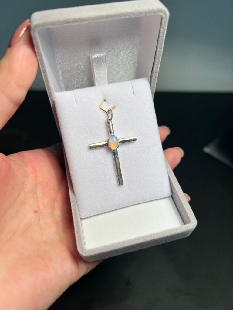 Crucifixo com opala — Studio Opala, Pedro II