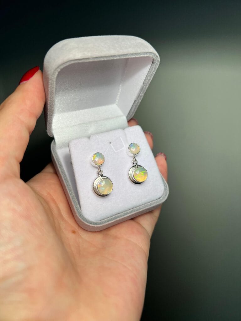 Brincos de gota com opala — Studio Opala, Pedro II