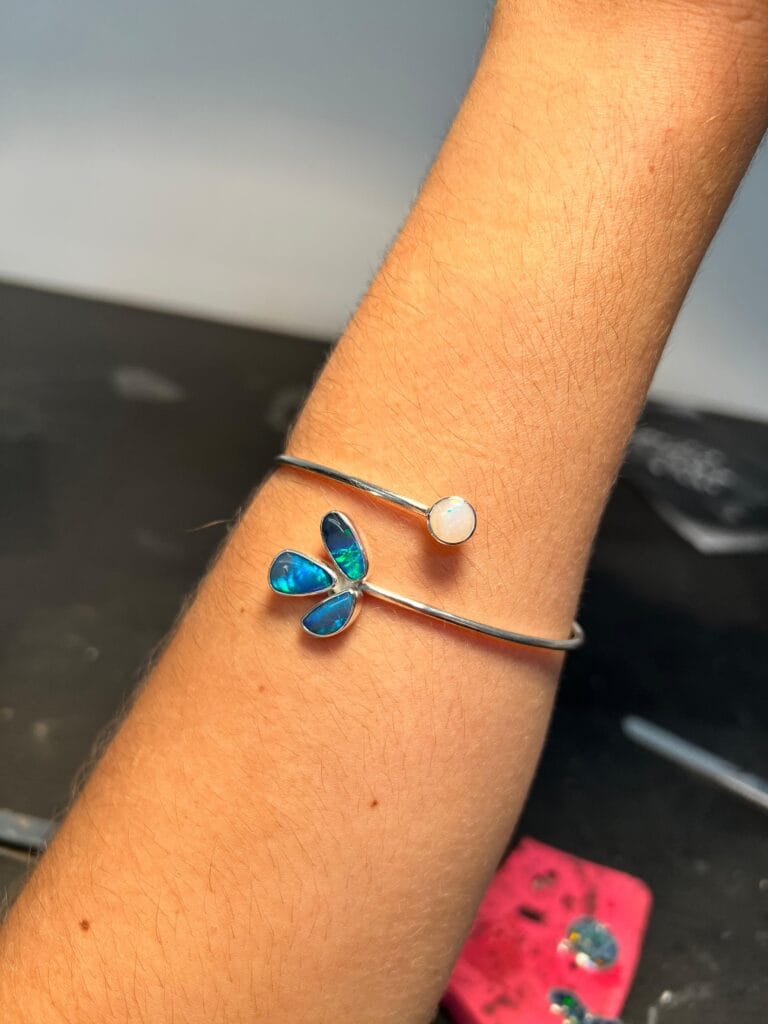 Bracelete aberto com flor de opala — Studio Opala, Pedro II