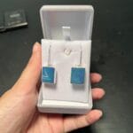 Brincos em prata e pedra opala