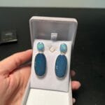 Brincos em prata e pedra opala