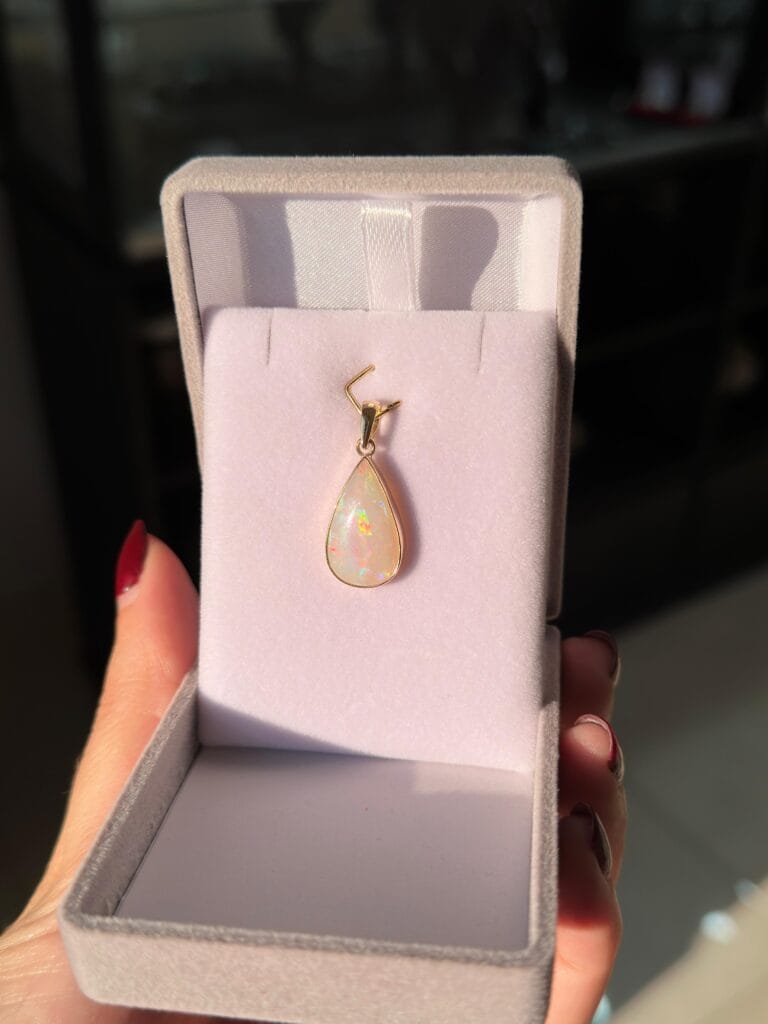 Pingente em ouro 18k e opala natural — Studio Opala, Pedro II