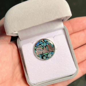 Boton empresarial redondo em prata e opala