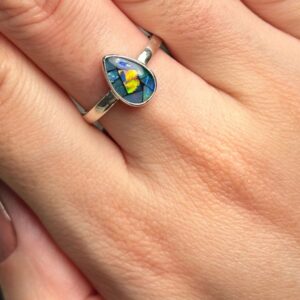 Anel aro liso confeccionado em prata 950 e gota de mosaico de opala natural