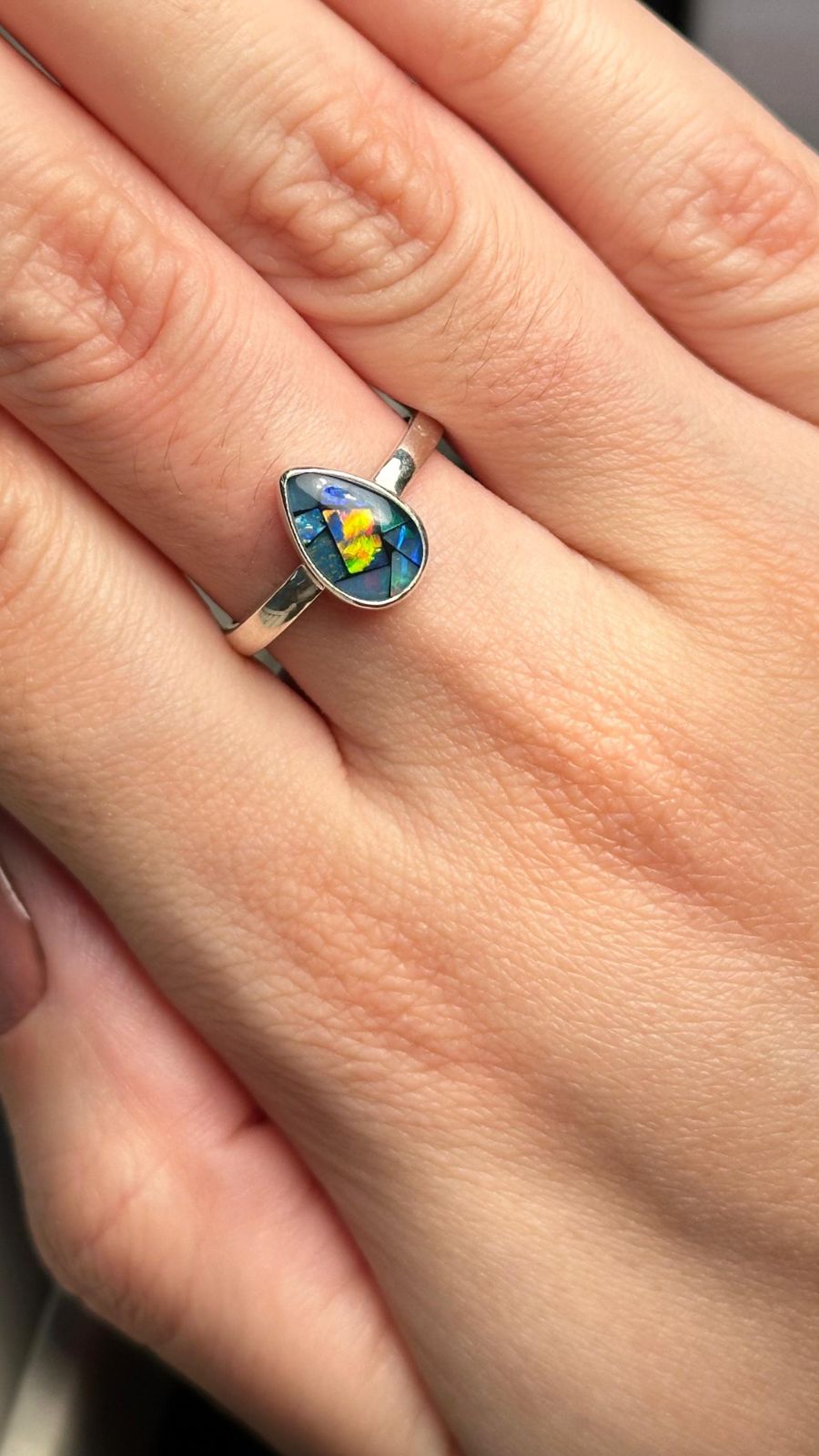 Anel aro liso confeccionado em prata 950 e gota de mosaico de opala natural