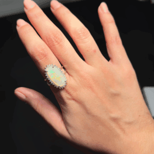 Anel em prata 950, opala natural e zirconias cravejadas.