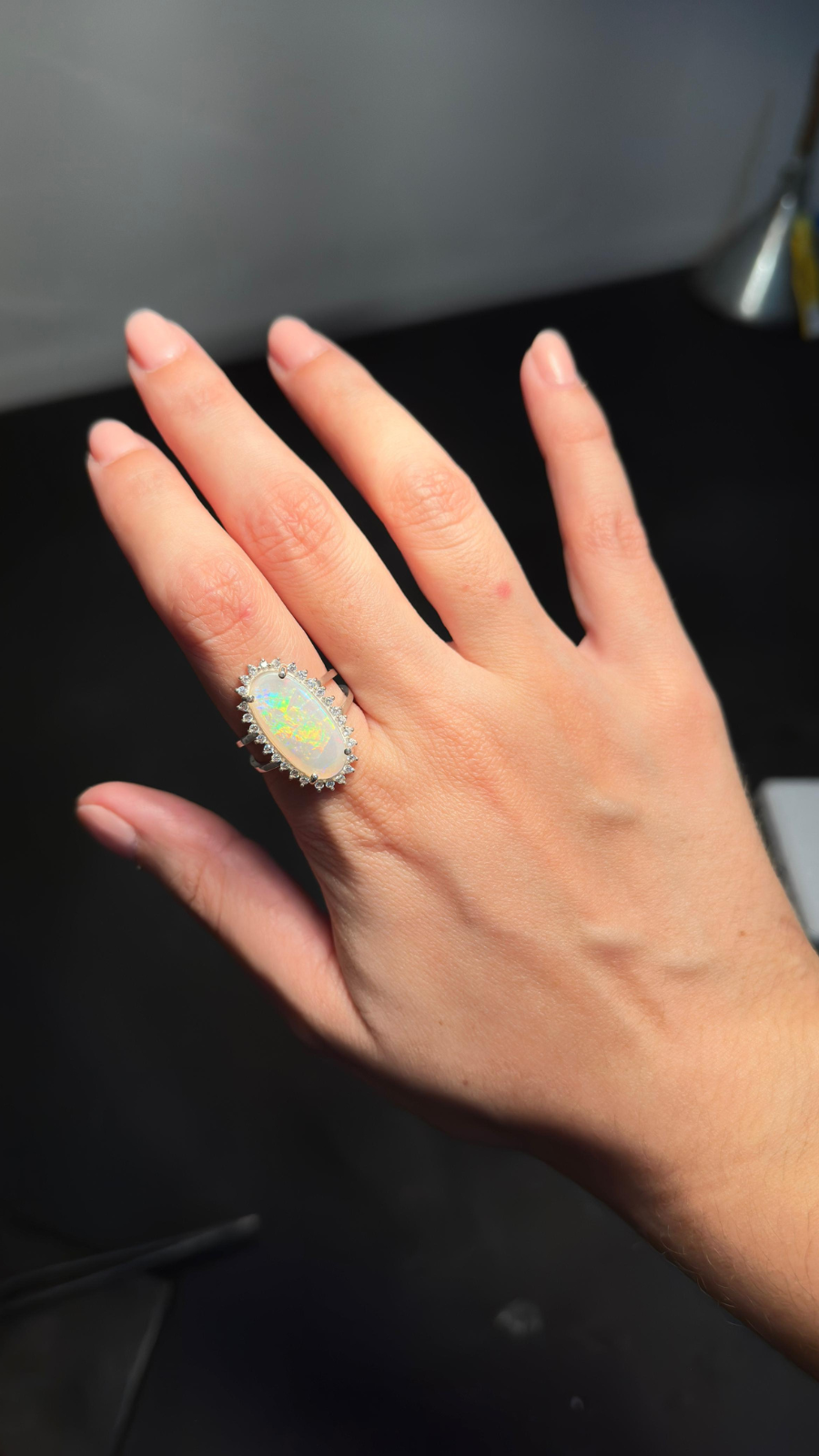 Anel em prata 950, opala natural e zirconias cravejadas.