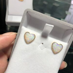 Brinco fixo coração ouro 18k e opala natural nobre