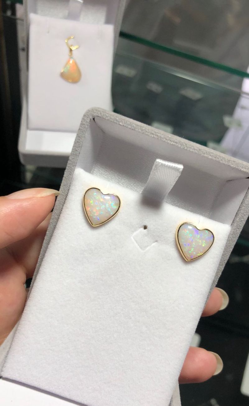 Brinco fixo coração ouro 18k e opala natural nobre