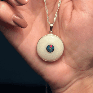 Opala Branca e Proteção: Pingente Olho Grego em Prata 950 – Elegância Mística Contra Energias Negativas Opala natural branca e prata pura se encontram neste pingente exclusivo de olho grego, unindo proteção espiritual, estilo refinado e energia positiva em uma só peça. A prata 950 garante durabilidade e brilho nobre, enquanto a opala branca – pedra conhecida por atrair luz e equilibrar emoções – amplia ainda mais o poder do símbolo ancestral contra o mau-olhado e as vibrações negativas. Este pingente não é apenas um acessório, é um verdadeiro amuleto moderno, que combina tradição e sofisticação para quem busca mais do que aparência: busca significado. Ideal para o dia a dia ou ocasiões especiais, ele se adapta ao seu estilo com leveza e elegância, sendo também uma excelente opção de presente com intenção e beleza. Carregue consigo proteção, espiritualidade e design atemporal em uma joia que fala por você.