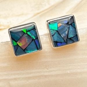 Brinco fixo quadrado em prata 950 e mosaico em Opala natural