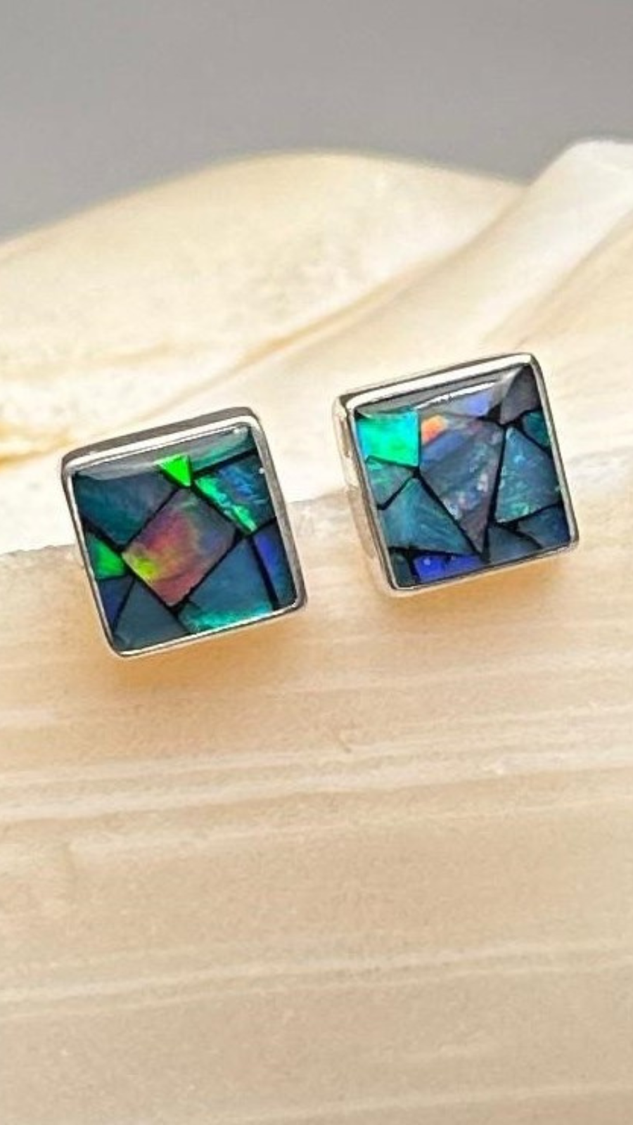 Brinco fixo quadrado em prata 950 e mosaico em Opala natural