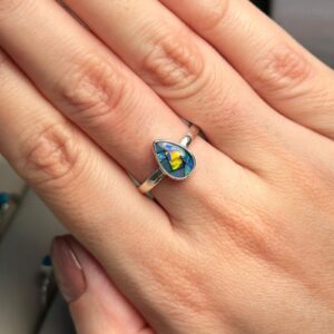 Anel aro liso confeccionado em prata 950 e gota de mosaico de opala natural