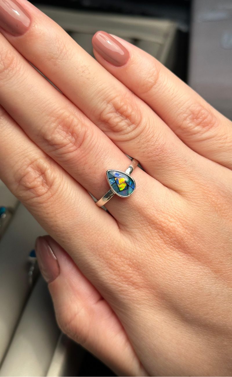 Anel aro liso confeccionado em prata 950 e gota de mosaico de opala natural