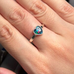 Anel aro liso confeccionado em prata 950 e mosaico de opala natural