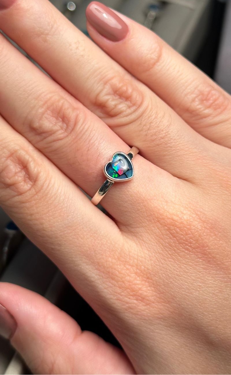 Anel aro liso confeccionado em prata 950 e mosaico de opala natural