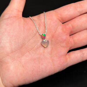 Pingente com mix de opalas naturais, opala doublet e opala branca.