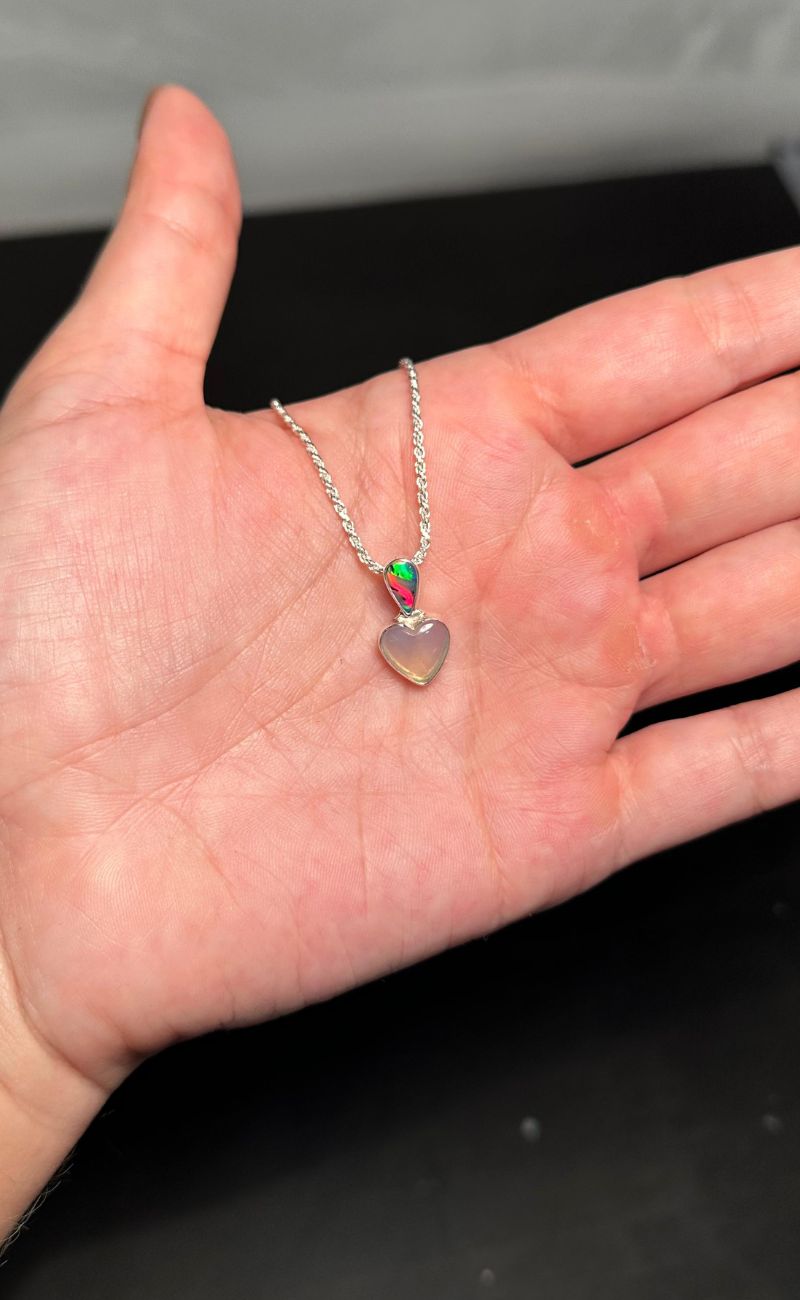 Pingente com mix de opalas naturais, opala doublet e opala branca.