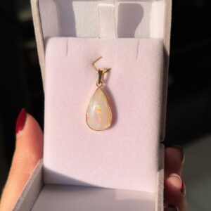 Pingente em ouro 18k e opala extra