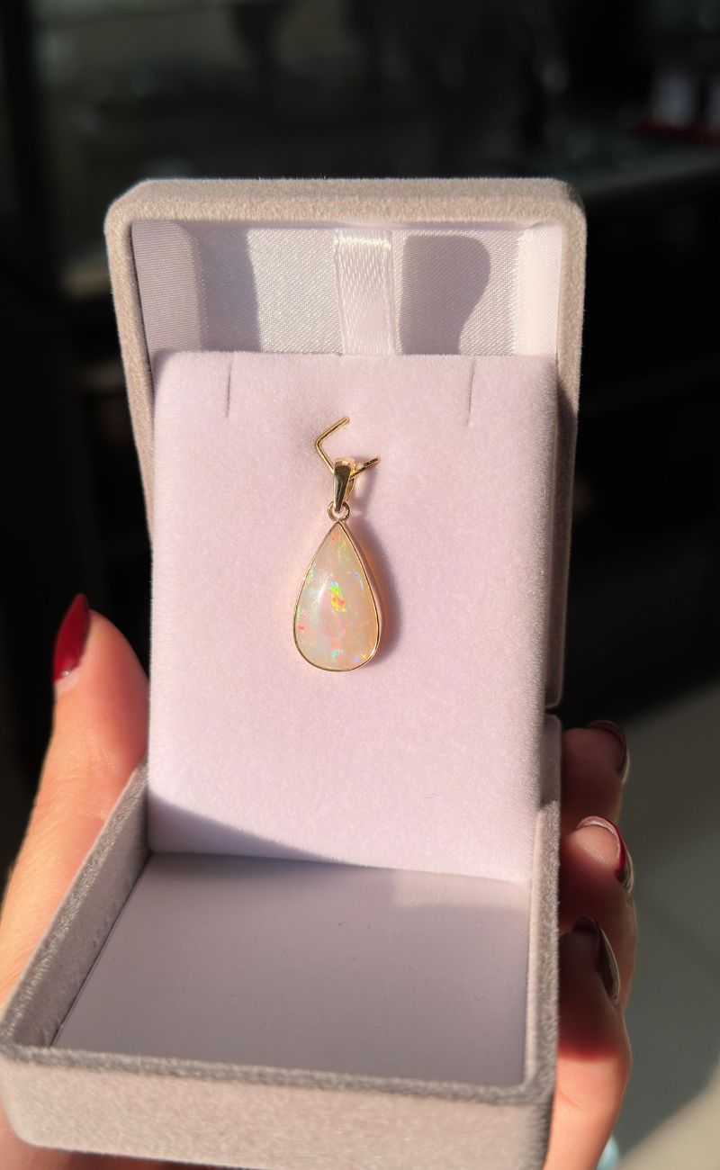 Pingente em ouro 18k e opala extra