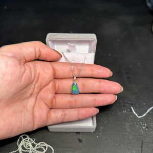 Pingente em prata 950 e opala natural doublet – Brilho sofisticado com acabamento artesanal