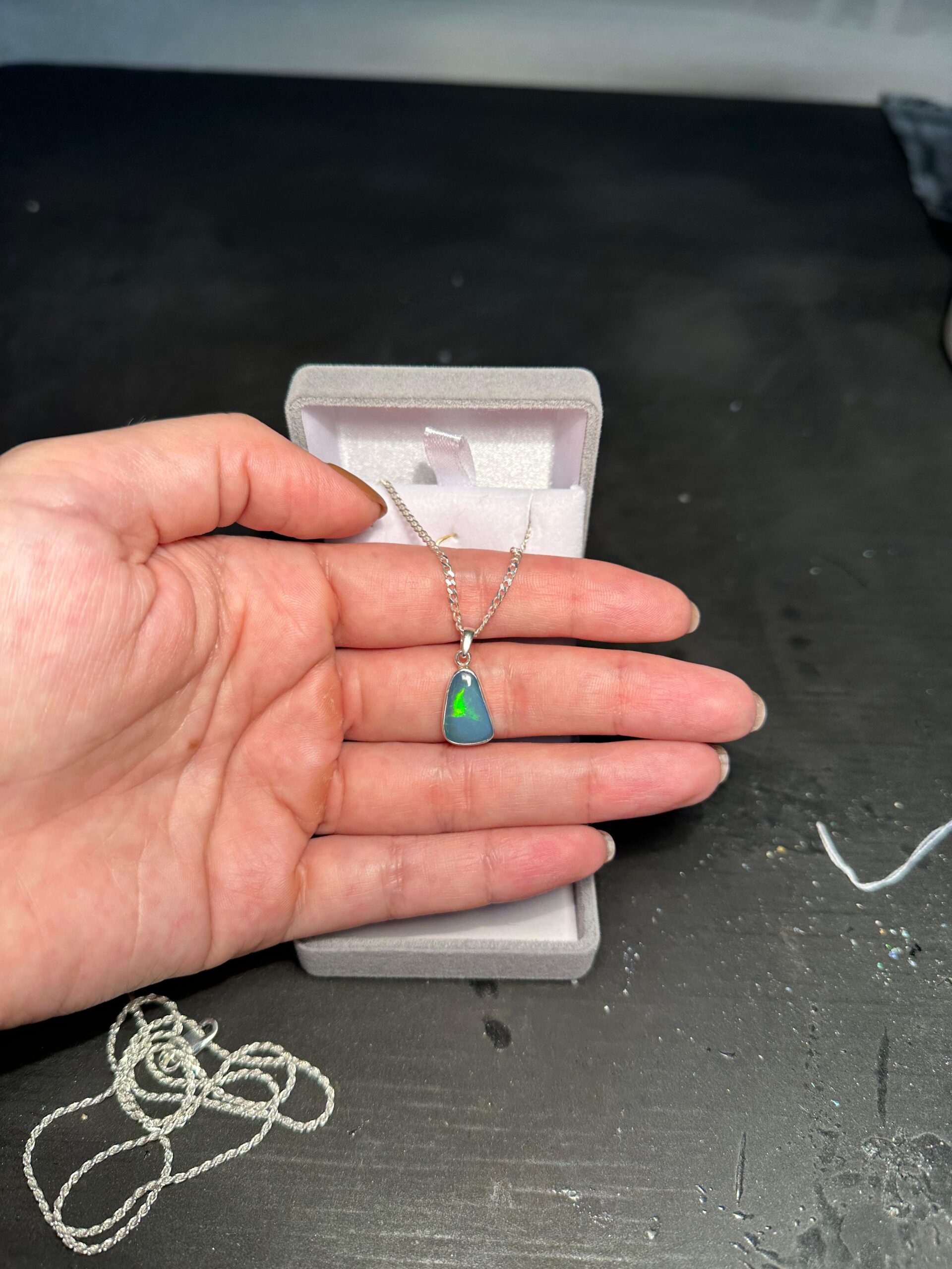 Pingente em prata 950 e opala natural doublet – Brilho sofisticado com acabamento artesanal