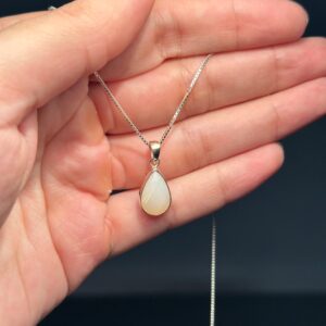 Pingente prata 950 com opala natural branca – Delicadeza e brilho suave em joia artesanal