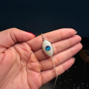 Pulseira em prata 925 com olho em prata 950, opala natural branca e opala doublet – Proteção e brilho em uma joia única