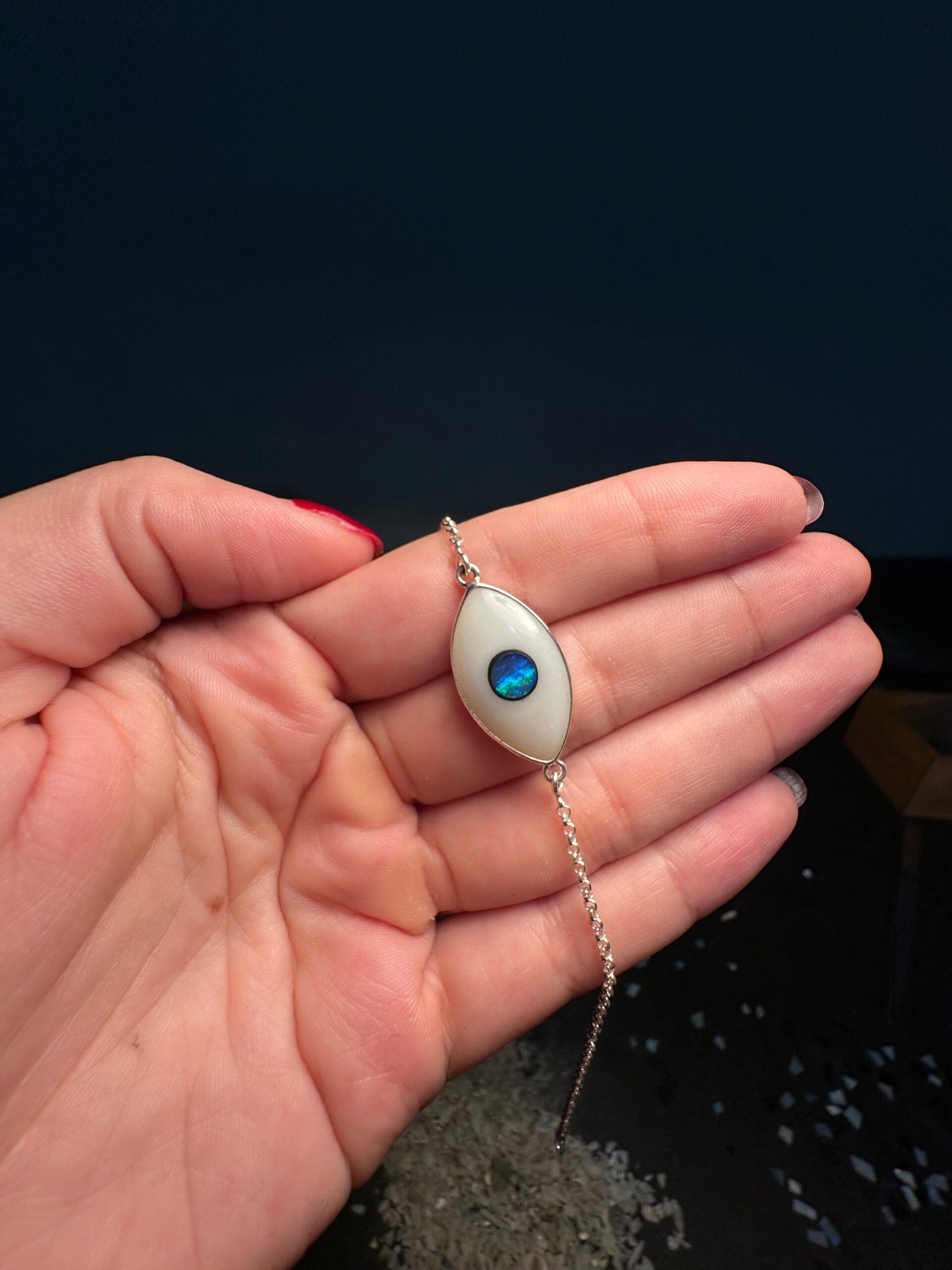 Pulseira em prata 925 com olho em prata 950, opala natural branca e opala doublet – Proteção e brilho em uma joia única