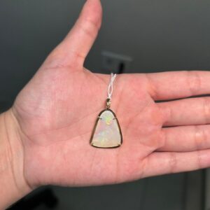 Pingente exclusivo em ouro 18k com opala natural extra lapidada em forma orgânica. Luxo, brilho e autenticidade em uma peça única.