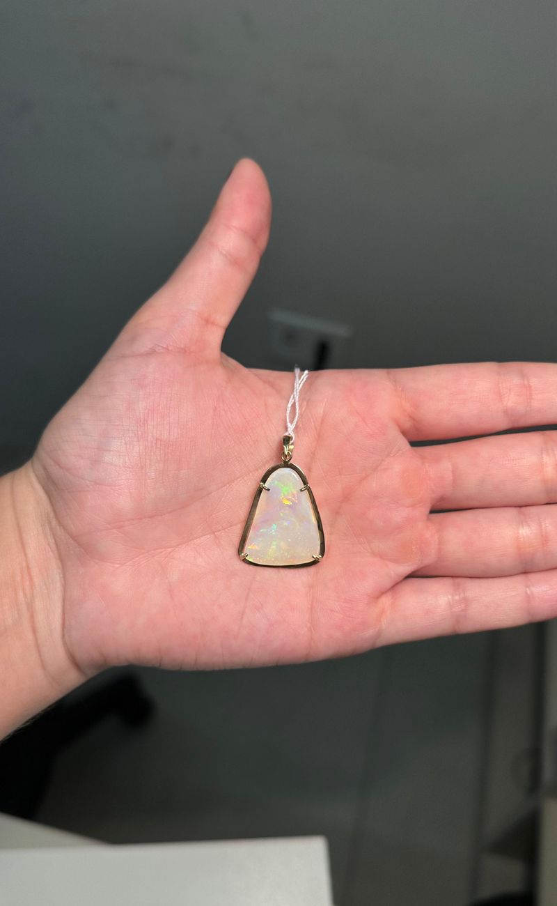 Pingente exclusivo em ouro 18k com opala natural extra lapidada em forma orgânica. Luxo, brilho e autenticidade em uma peça única.