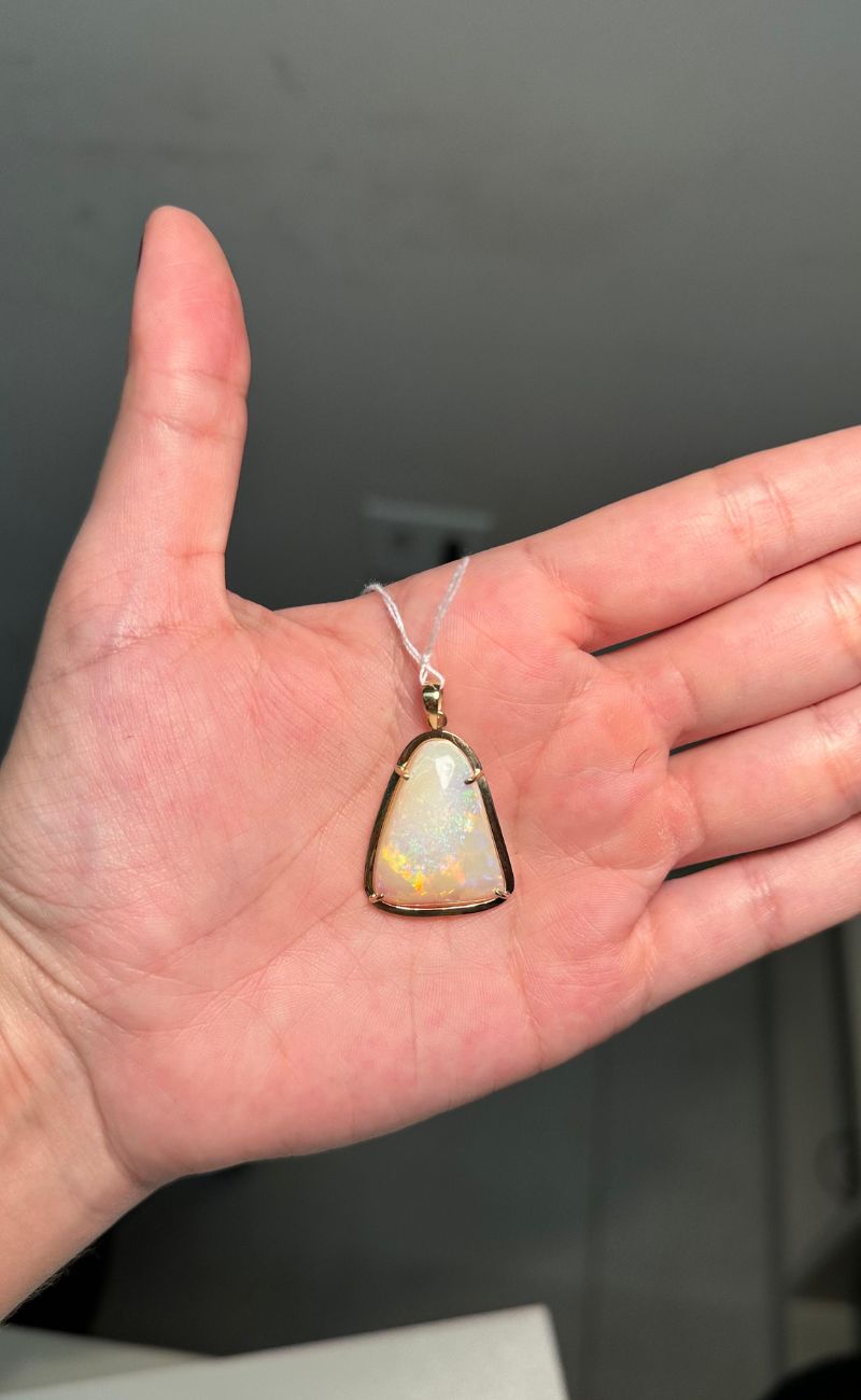 Pingente exclusivo em ouro 18k com opala natural extra lapidada em forma orgânica. Luxo, brilho e autenticidade em uma peça única.