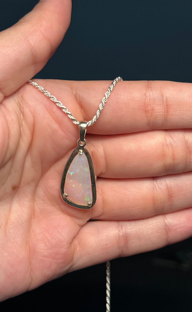 Pingente em Prata 925 com Opala Natural – Beleza, Sofisticação e Exclusividade