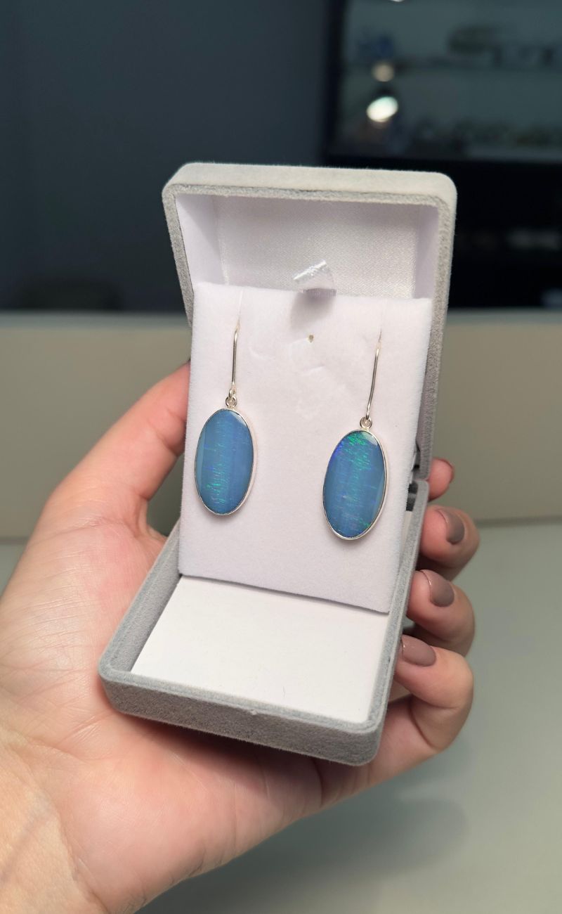 Brinco pêndulo em prata 950 com opalas naturais