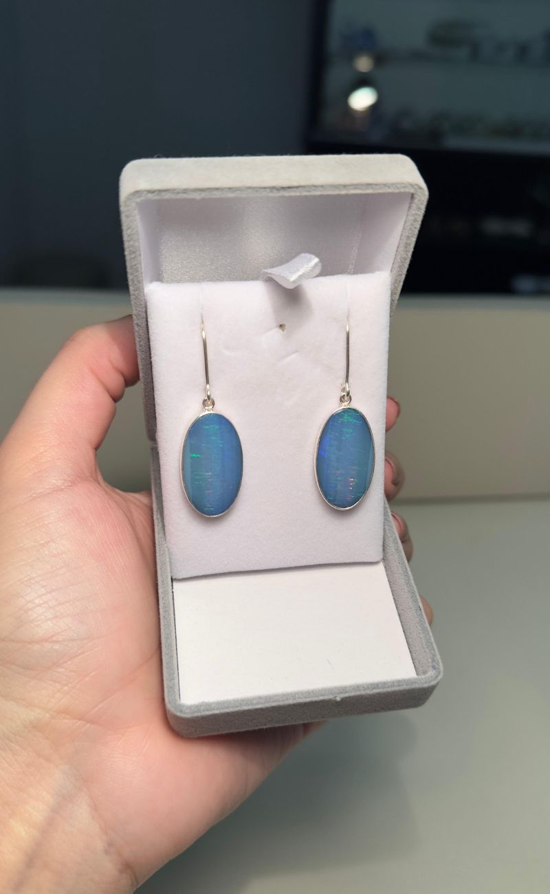 Brinco pêndulo em prata 950 com opalas naturais