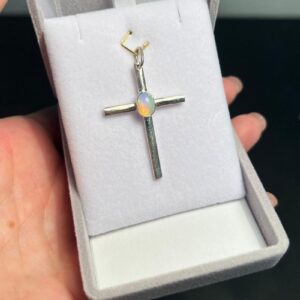 Crucifixo em prata 950 escovada com opala natural nobre central