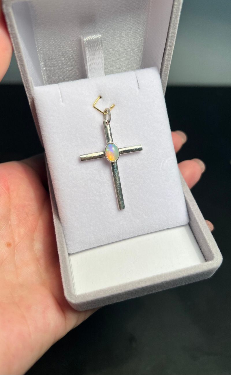 Crucifixo em prata 950 escovada com opala natural nobre central