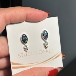 Brinco Navete em Prata 950 com Mosaico de Opala Natural — elegância e brilho únicos em uma joia sofisticada, perfeita para quem valoriza qualidade e estilo.