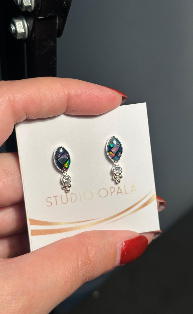 Brinco Navete em Prata 950 com Mosaico de Opala Natural — elegância e brilho únicos em uma joia sofisticada, perfeita para quem valoriza qualidade e estilo.