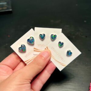 Brinco em Prata 950 com 3 Mosaicos de Opala Natural — design elegante e brilho marcante em uma joia que une estilo e autenticidade.