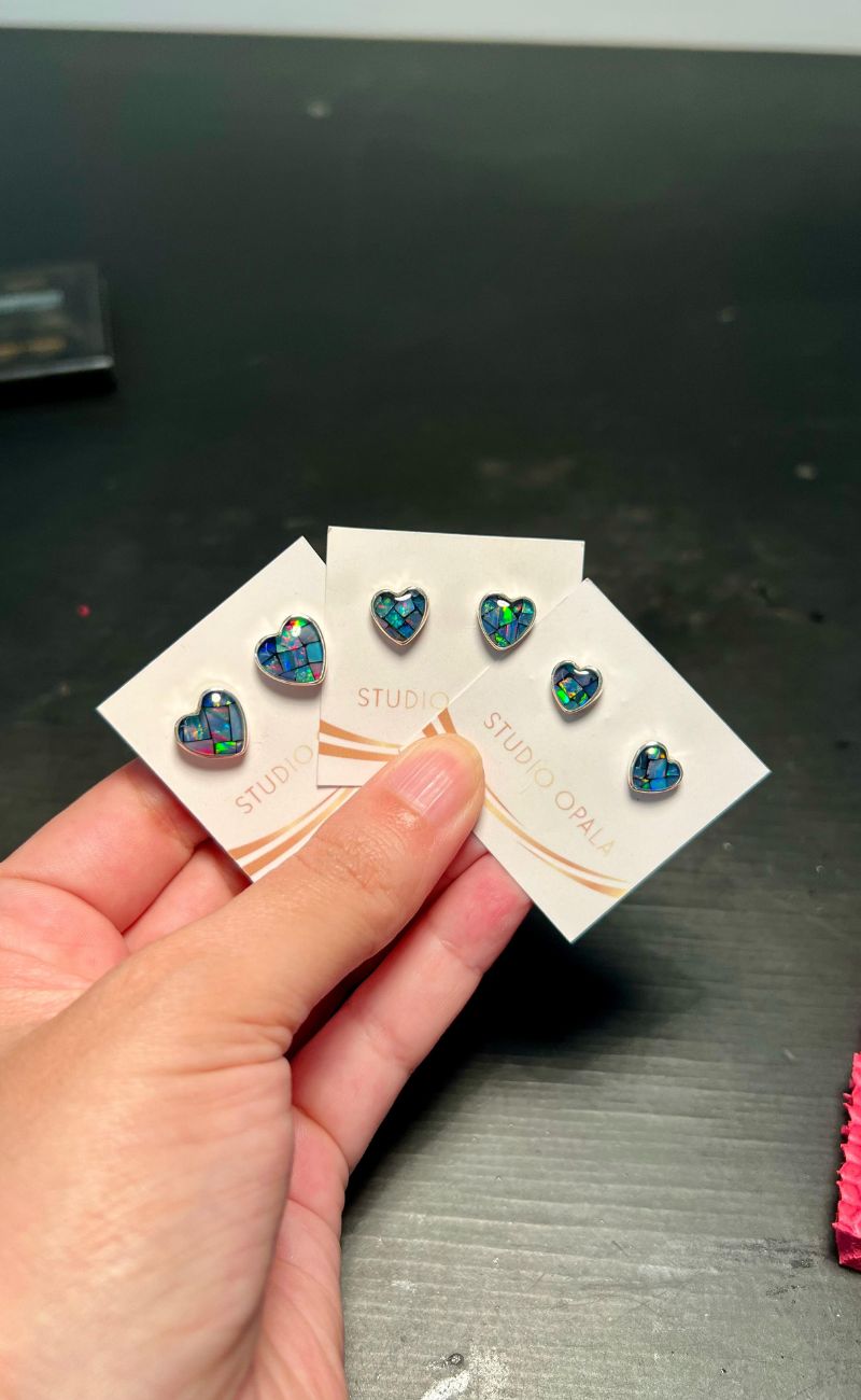 Brinco em Prata 950 com 3 Mosaicos de Opala Natural — design elegante e brilho marcante em uma joia que une estilo e autenticidade.